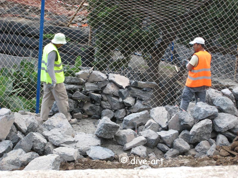 Trockenwandsetzen im Strassenbau
